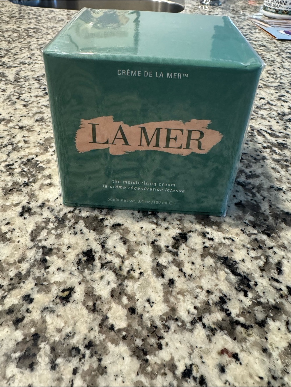 La Mer Moisturizing Cream — Teal Box with Beige Logo